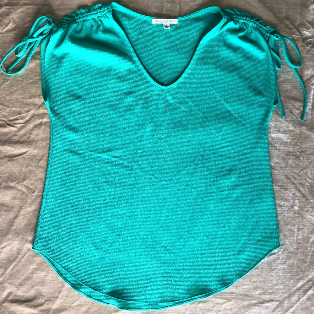 🌺3 for $30🌺Gorgeous Green Envelope Blouse!